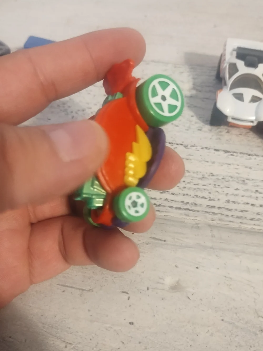 Mixed brand lot 8 vehicles 4 hot wheels 1 maisto 1 daron 1 matchbox